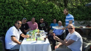 Έπιασαν τον Μάη, όλοι μαζί, σαν οικογένεια! (pics)