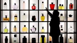 Μια επιχείρηση μετατρέπει την μυρωδιά των αγαπημένων σας που πέθαναν σε άρωμα!