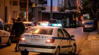 Την ενοχλούσαν τα παιδιά και τους πέταξε πετρέλαιο από το μπαλκόνι!