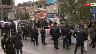 «Παπανικολάου»: Αποδοκιμασίες κατά την άφιξη του πρωθυπουργού