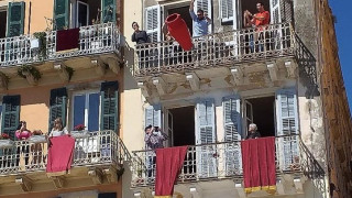 Κέρκυρα: Αναβίωσε το έθιμο των «μπότηδων» - Κοσμοσυρροή στο νησί