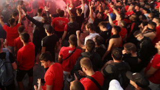 500 οπαδοί του Ολυμπιακού στην Ακρόπολη, προπηλάκισαν τους φύλακες - Ηθελαν να σηκώσουν πανό