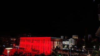 Η Καλαμαριά στα κόκκινα: Άρχισαν οι εκδηλώσεις για την Ποντιακή Γενοκτονία - Εντυπωσιακά πλάνα