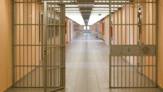 Σωφρονιστική υπάλληλος είχε ταυτόχρονα σεξουαλική σχέση με αδέρφια κρατούμενους