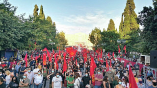 VIRAL: Γυναίκα πήγε με μπλούζα ΠΑΣΟΚ σε συγκέντρωση του ΚΚΕ!
