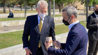 Θεσσαλονίκη: Ποδηλατάδα έκαναν ο Πρέσβης των ΗΠΑ με τον δήμαρχο Θεσσαλονίκης στην παραλία