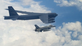 Ελληνικά F-16 συνοδεύουν αμερικανικό βομβαρδιστικό B-52 πάνω απ' τα Σκόπια