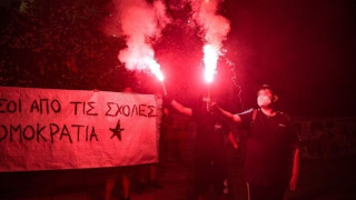 Εντός του ΑΠΘ παραμένουν οι αντιεξουσιαστές – Άναψαν πυρσούς (video)