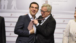 O Γιούνκερ φόρεσε γραβάτα στον Τσίπρα (pic)
