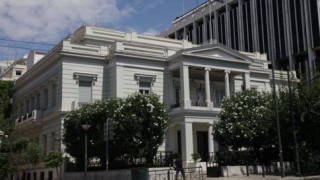 Kυβέρνηση: Χρήματα από πρεσβείες και προξενεία