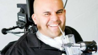 Τετραπληγικός πίνει μπίρα μόνος του, κινώντας ρομποτικό χέρι με τη σκέψη! (vid) 
