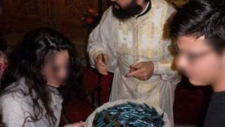 Μητροπολίτης αγιάζει στυλό για τις Πανελλήνιες!
