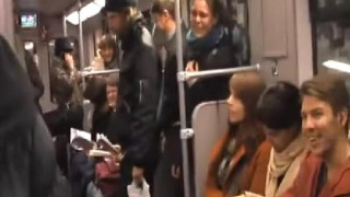  Το γέλιο είναι μεταδοτικό - Δείτε το εκπληκτικό ΒΙΝΤΕΟ στο μετρό 