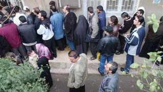 Διαμαρτυρία σύρων προσφύγων έξω από το αρχηγείο της ΕΛ.ΑΣ.