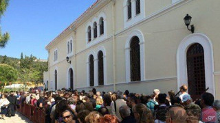 Ουρές πιστών για να προσκυνήσουν τα λείψανα της Αγίας Βαρβάρας
