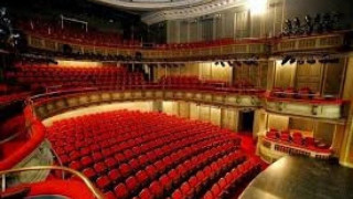 ΚΘΒΕ: Ηθοποιοί & χορευτές διαμαρτυρήθηκαν βγάζοντας τα παπούτσια τους (ΒΙΝΤΕΟ)