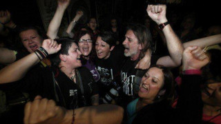  Ολονύκτιο γλέντι με συναυλία έκαναν οι καθαρίστριες έξω από το Υπουργείο