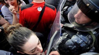  Η διαδηλώτρια με το κραγιόν απέναντι στα ΜΑΤ της ΠΓΔΜ
