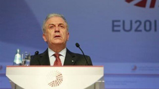 Αβραμόπουλος: Πρόταση για μετεγκατάσταση των αιτούντων άσυλο