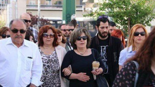 Ξέσπασμα μητέρας Φύσσα σε Ρουπακιά: Τι κοιτάς ρε αλητάμπουρα! 