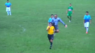 Απίστευτη καρατιά σε διαιτητή (video)