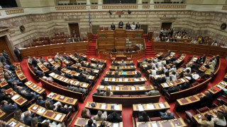 8 βουλευτές ΣΥΡΙΖΑ: Οπισθοδρομικά έθιμα η μεταφορά του Αγίου Φωτός και λειψάνων 