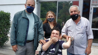 Ο αντιπεριφερειάρχης Χρήστος Μήττας μαζί με τον Γιαννάκη στο εμβολιαστικό κέντρο