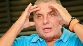 Τράγκας: Εκανε εγκαίνια με φωτογραφίες Παπανδρέου, Καραμανλή, Χριστόδουλου