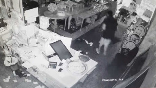 Εικόνες από διάρρηξη σε γνωστό ζαχαροπλαστείο στη Θεσσαλονίκη!