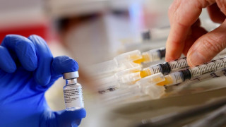 Σε δύο φάσεις τα νέα εμβόλια στην Ελλάδα - Τι θα γίνει με νέα μέτρα και σχολεία