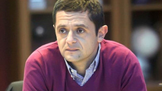 «Πόλεμος» για την αποκαθήλωση ﻿και «παρασκήνιο» για τη διαδοχή