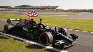 Formula 1: Μεγάλη… εντός έδρας νίκη του Χάμιλτον παρά την ποινή του!