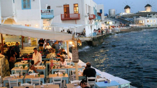 Μύκονος: «Ξαφνικός θάνατος! Δίνουμε μπόνους για να κάνουν το εμβόλιο»