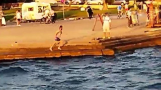 Ζεστάθηκε και... βούτηξε στον Θερμαϊκό!