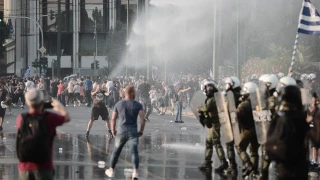 Επεισόδια στη συγκέντρωση κατά του υποχρεωτικού εμβολιασμού στο Σύνταγμα