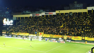 Τρομερή ατμόσφαιρα από τους οπαδούς του Άρη (vids)