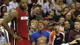 Όταν έκαιγαν τις φανέλες του Λεμπρόν (VIDEO)