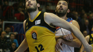 Περιμένει πάντα με δεμένα χέρια