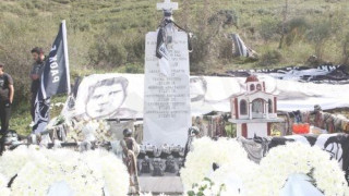 Βεβήλωσαν το μνημείο στα Τέμπη