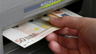 Βαρουφάκης: Ανοιχτό ενδεχόμενο για μικρό φόρο στις αναλήψεις από ΑΤΜ και γκισέ
