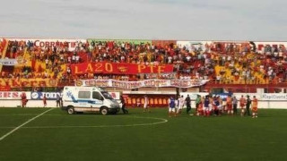 «Έσβησε» στο γήπεδο την ώρα του αγώνα (video)