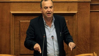 Στρατούλης: Δεν θα περικοπούν μισθοί και συντάξεις