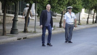 Βουλευτές ΣΥΡΙΖΑ σε Βαρουφάκη: Προχώρα, σε στηρίζουμε!