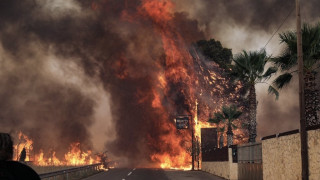Νύχτα εφιάλτης στην Αθήνα: Μάχη με τις φλόγες σε τρία μέτωπα