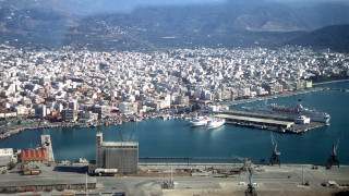 Φρίκη στο Βόλο: Έδεσαν σκύλο με τσιμεντόλιθο και τον έριξαν στη θάλασσα!