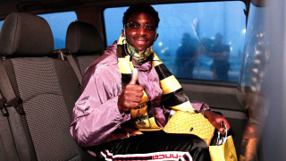 Αποθέωση για Καμαρά που έφτασε Θεσσαλονίκη (vids)