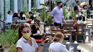 Ανακοινώνονται νέα μέτρα για εμβολιασμένους και ανεμβολίαστους σε καφέ, μπαρ και εστιατόρια