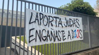 Πανό οργής κατά του Λαπόρτα: «Εσύ διακοπές, ο Μέσι στο Παρίσι»