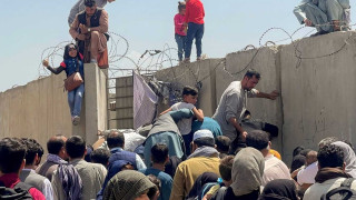 Εικόνες που σοκάρουν: Αφγανές δίνουν τα παιδιά τους σε στρατιώτες για να σωθούν