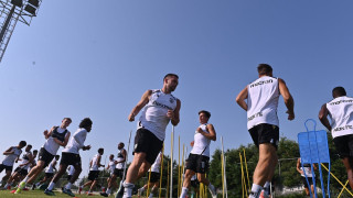 Αυτούς έχει, με αυτούς (τώρα) μάχεται